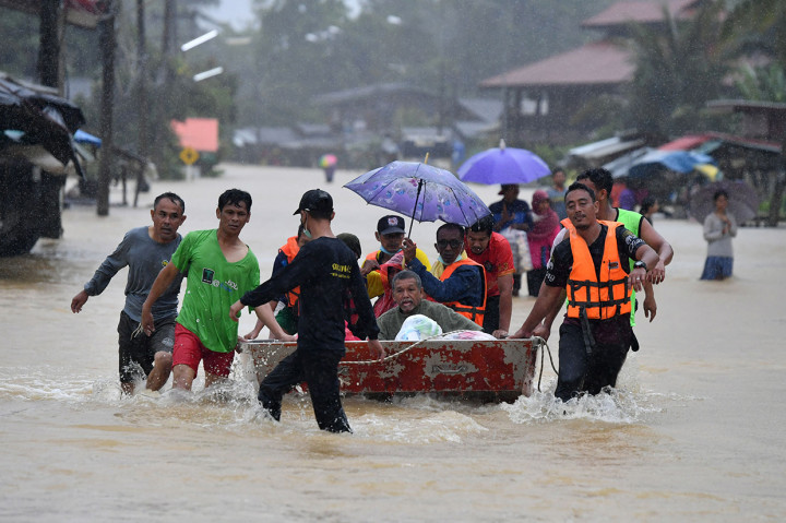 Warga dievakuasi melalui banjir di distrik Ran-ngea di provinsi Narathiwat, Thailand selatan, 26 Februari 2022.