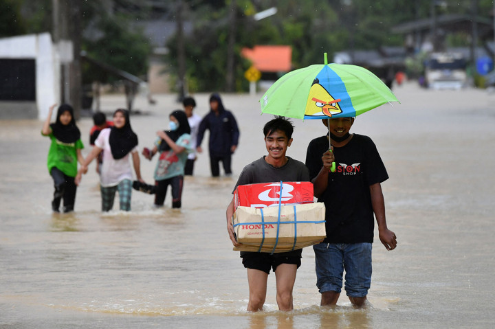 Hujan lebat yang disebabkan oleh angin timur laut di atas Teluk Thailand terus berlanjut selama tiga hari berturut-turut di provinsi perbatasan selatan ini.