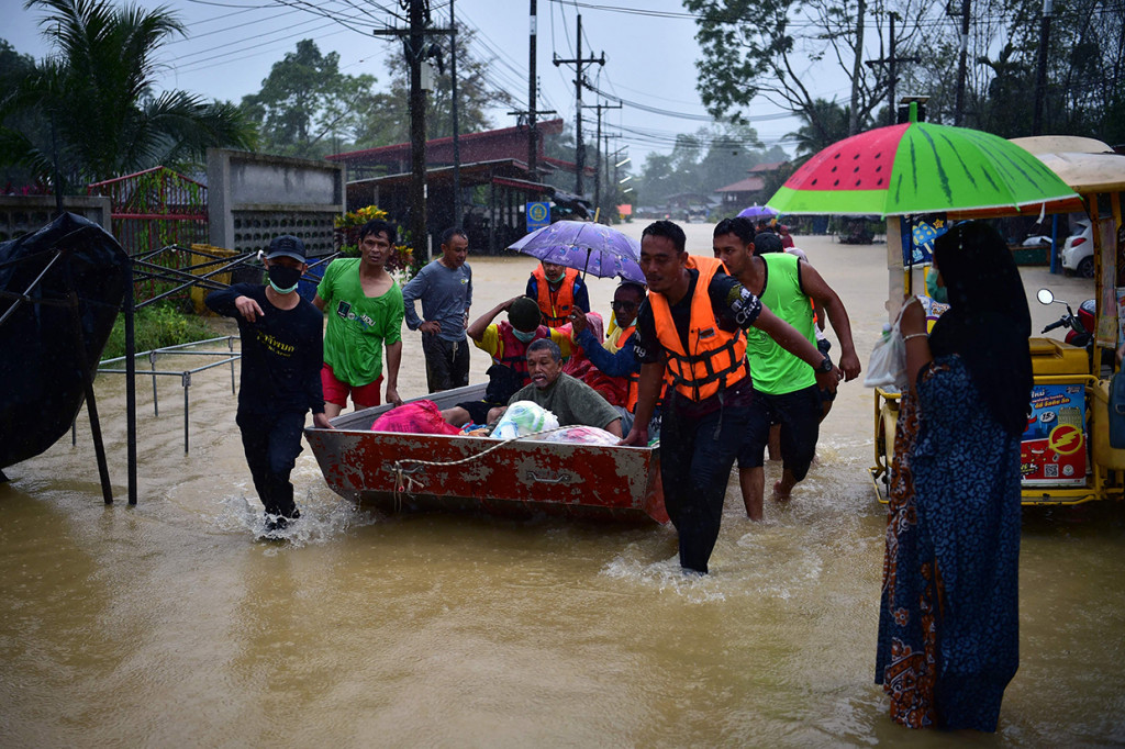 Lebih dari 7200 rumah tangga di 195 desa telah terkena dampak, dengan 6.891 rumah rusak, karena Sungai Kolok yang diguyur hujan terus meluap.