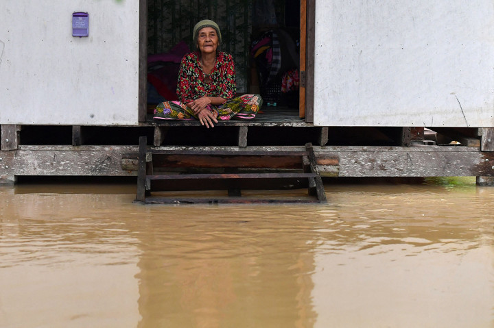 Seorang warga melihat banjir dari rumahnya di distrik Ran-ngea di provinsi Narathiwat, Thailand selatan, 26 Februari 2022.