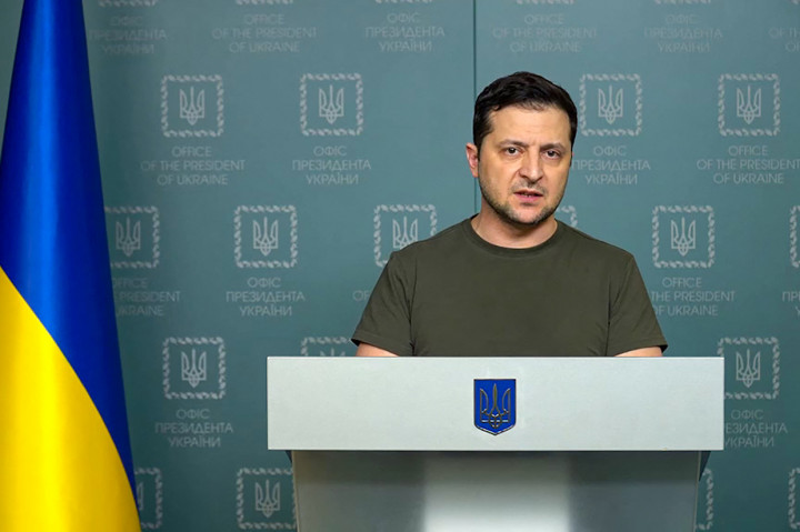 Presiden Ukraina Volodymyr Zelensky menyebut tindakan Rusia ke negaranya hampir mengarah kepada genosida. Zelensky juga mendesak dunia untuk menghapus hak suara Rusia di Dewan Keamanan PBB.