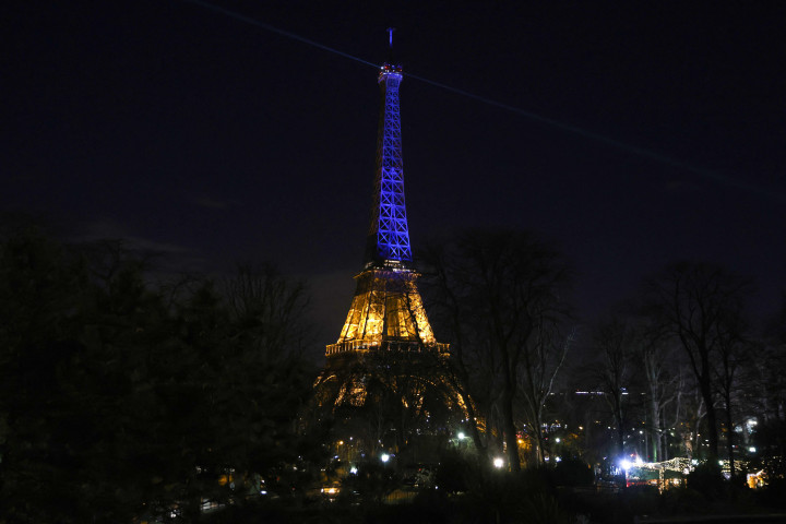 Bangunan ikonik di sejumlah negara diterangi cahaya warna bendera Ukraina. Aksi ini sebagai bentuk solidaritas dengan rakyat Ukraina setelah serangan Rusia.