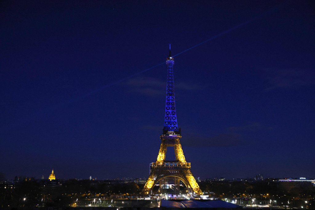 Menara Eiffel di Paris, Prancis menyalakan cahaya biru dan kuning yang merupakan warna bendera Ukraina saat mendukung rakyat Ukraina setelah serangan Rusia.