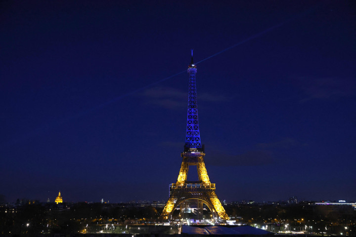 Menara Eiffel di Paris, Prancis menyalakan cahaya biru dan kuning yang merupakan warna bendera Ukraina saat mendukung rakyat Ukraina setelah serangan Rusia.