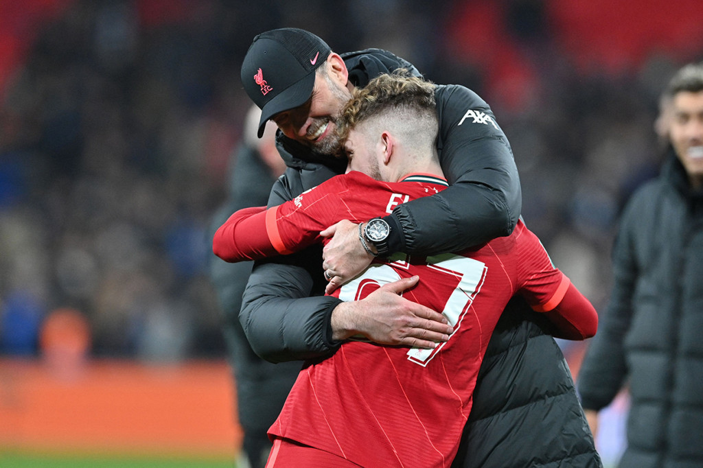 Pelatih Liverpool Jurgen Klopp memeluk striker Liverpool Inggris Harvey Elliott di lapangan setelah kemenangan adu penalti mereka dalam pertandingan sepak bola final Piala Liga Inggris antara Chelsea dan Liverpool di Stadion Wembley.
