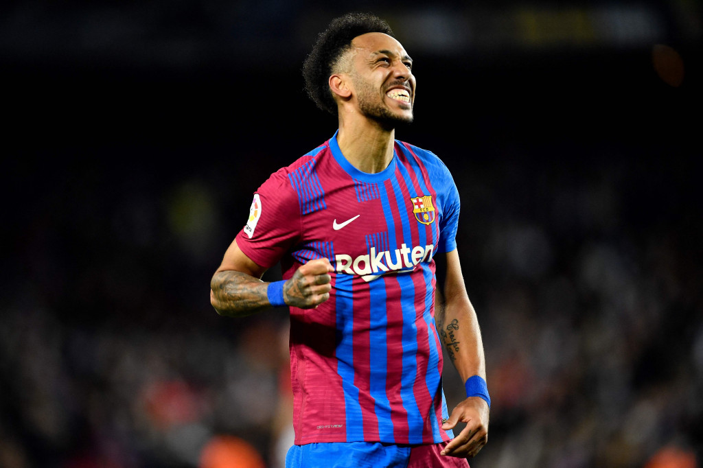 Pierre-Emerick Aubameyang melakukan selebrasi usai mencetak gol ke gawang Chelsea dalam laga pekan ke-26 kasta teratas Liga Spanyol, La Liga, yang dihelat di Stadion Camp Nou, Senin, 28 Februari 2022.