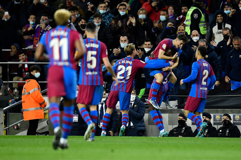 Ousmane Dembele bersama tim melakukan selebrasi usai mencetak gol ke gawang Chelsea dalam laga pekan ke-26 kasta teratas Liga Spanyol, La Liga, yang dihelat di Stadion Camp Nou, Senin, 28 Februari 2022.