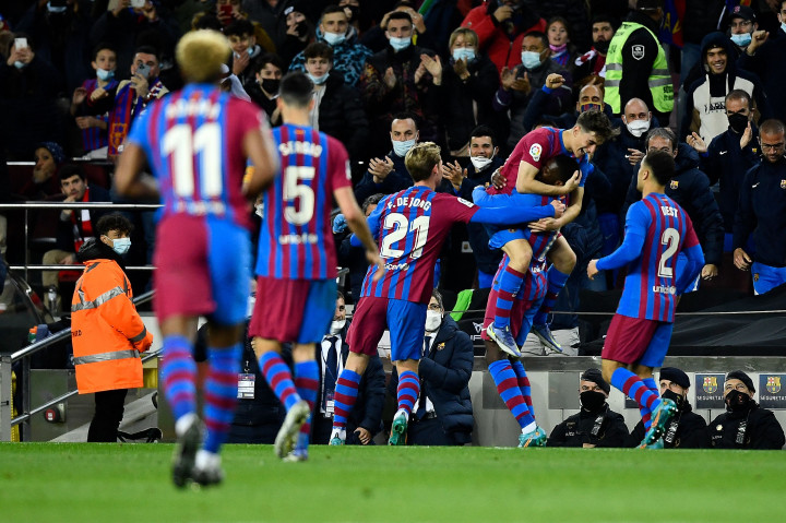 Ousmane Dembele bersama tim melakukan selebrasi usai mencetak gol ke gawang Chelsea dalam laga pekan ke-26 kasta teratas Liga Spanyol, La Liga, yang dihelat di Stadion Camp Nou, Senin, 28 Februari 2022.