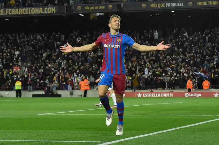 Luuk de Jong melakukan selebrasi usai mencetak gol ke gawang Chelsea dalam laga pekan ke-26 kasta teratas Liga Spanyol, La Liga, yang dihelat di Stadion Camp Nou, Senin, 28 Februari 2022.