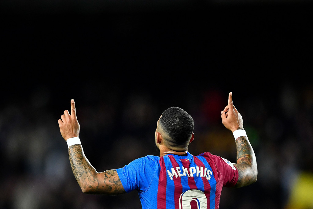 Memphis Depay melakukan selebrasi usai mencetak gol ke gawang Chelsea dalam laga pekan ke-26 kasta teratas Liga Spanyol, La Liga, yang dihelat di Stadion Camp Nou, Senin, 28 Februari 2022.
