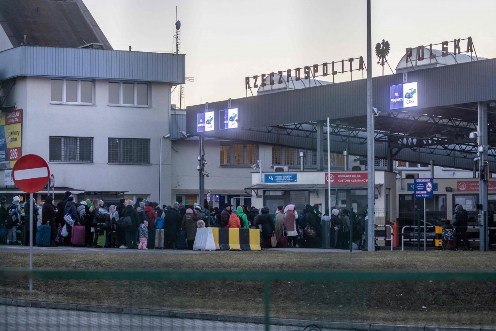 Pengungsi dari Ukraina berbaris untuk masuk ke Polandia melalui penyeberangan perbatasan di Medyka, di Polandia timur pada 28 Februari 2022.
