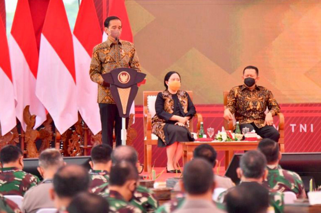 Presiden Joko Widodo memberikan arahan dalam Rapim TNI-Polri di Mabes TNI, Cilangkap, Jakarta Timur, Selasa, 1 Maret 2022.
