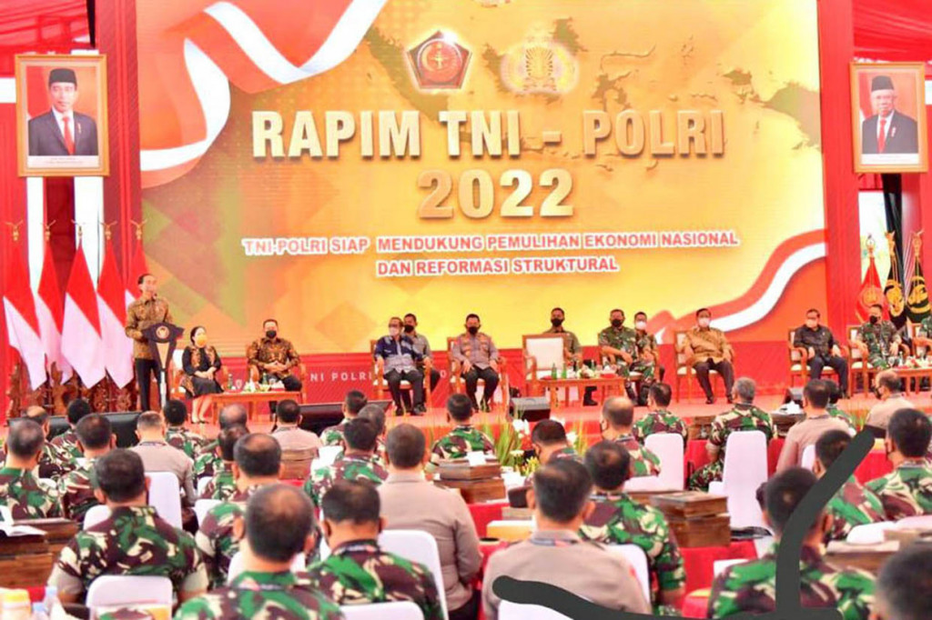 Dalam kesempatan tersebut Presiden Jokowi menegaskan aparat TNI-Polri tak terlibat dalam urusan demokrasi. Jokowi mengingatkan kepada jajaran TNI-Polri soal kedisiplinan mereka yang berbeda dengan warga sipil.