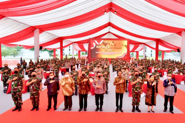 Selain Jokowi, sejumlah pejabat turut hadir, yakni Ketua MPR RI Bambang Soesatyo, Ketua DPR RI Puan Maharani, Ketua MA Muhammad Syarifuddin, hingga Ketua MK Anwar Usman.