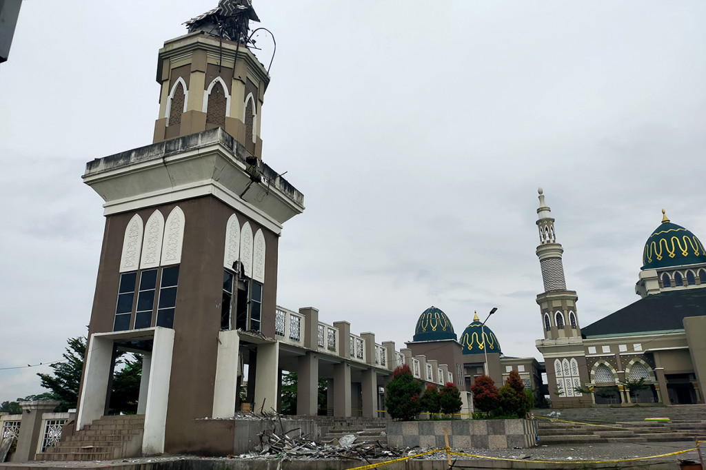 Menara Masjid Agung Baiturrahman di Jalan Bojongkoneng, Kecamatan Singaparna, Kabupaten Tasikmalaya, Jawa Barat tiba-tiba roboh menimpa warung dan sepeda motor, Senin, 28 Februari 2022. Saat kejadian, tidak ada hujan maupun angin kencang. Tidak ada korban jiwa dana peristiwa itu.