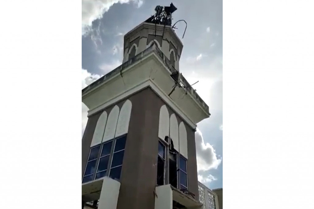Cuplikan video usai runtuhnya menara sebelah timur masjid tersebut langsung viral di media sosial dengan dilengkapi keterangan dari sekretariat masjid tersebut. 