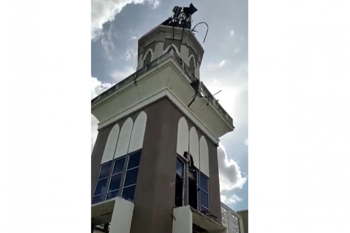 Cuplikan video usai runtuhnya menara sebelah timur masjid tersebut langsung viral di media sosial dengan dilengkapi keterangan dari sekretariat masjid tersebut. 
