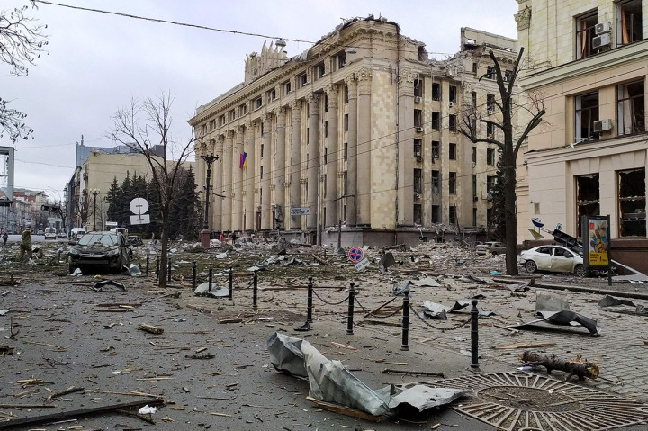 Sebuah video yang viral di saluran media sosial Ukraina menunjukkan sebuah rudal menghantam bagian depan gedung Administrasi Negara Regional di yang ada di Kharkiv.