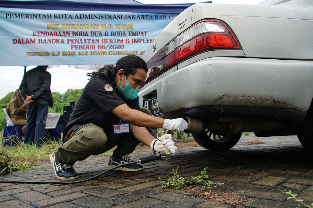 Petugas melakukan uji emisi kendaraan bermotor di kawasan Joglo, Jakarta Barat, Selasa, 1 Maret 2022.