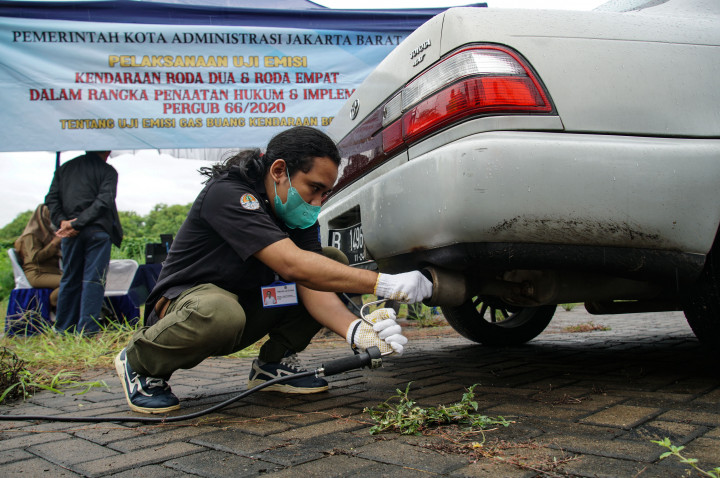 Petugas melakukan uji emisi kendaraan bermotor di kawasan Joglo, Jakarta Barat, Selasa, 1 Maret 2022.