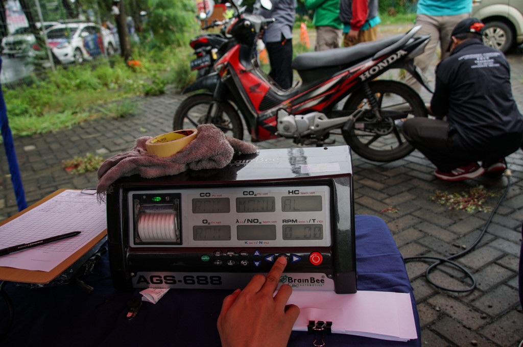 Petugas melakukan uji emisi kendaraan bermotor di kawasan Joglo, Jakarta Barat, Selasa, 1 Maret 2022.