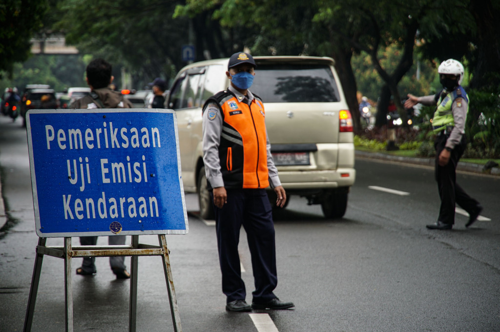 Suku Dinas Lingkungan Hidup Jakarta Barat bersama Dinas Perhubungan DKI Jakarta dan Satlantas Polres Metro Jakarta Barat menggelar razia emisi berupa sanksi teguran kepada kendaraan yang belum atau tidak lolos uji emisi.