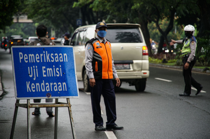 Suku Dinas Lingkungan Hidup Jakarta Barat bersama Dinas Perhubungan DKI Jakarta dan Satlantas Polres Metro Jakarta Barat menggelar razia emisi berupa sanksi teguran kepada kendaraan yang belum atau tidak lolos uji emisi.