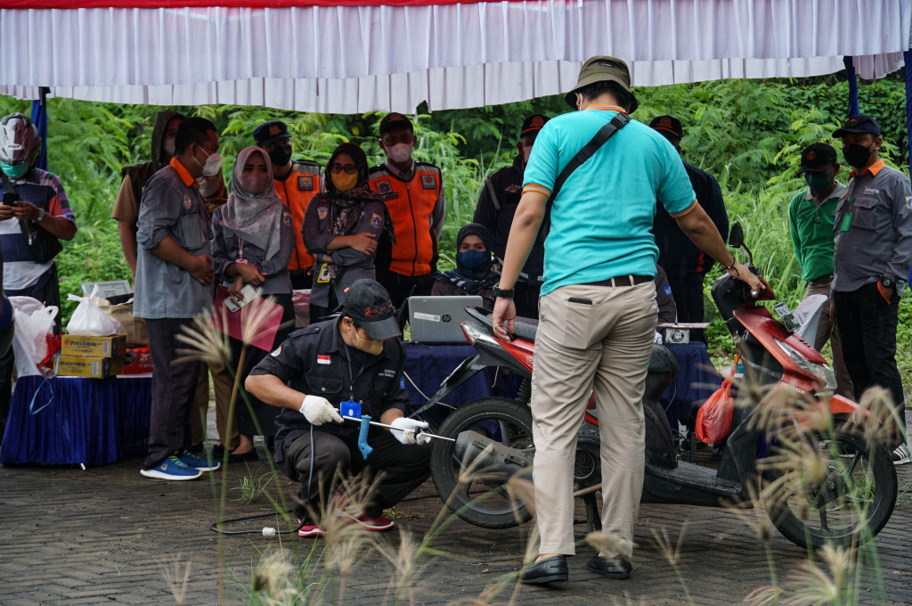 Razia ini bertujuan untuk meningkatkan kesadaran masyarakat akan pentingnya uji emisi kendaraan dan kebersihan udara.