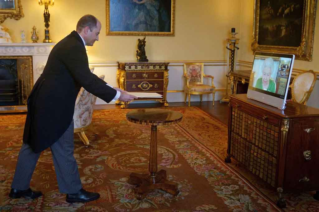 Ratu Inggris Elizabeth II muncul di layar melalui tautan video dari Kastil Windsor, selama audiensi virtual untuk menerima Duta Besar Andorra untuk Inggris, Carles Jordana Madero, di Istana Buckingham di London pada 1 Maret 2022.