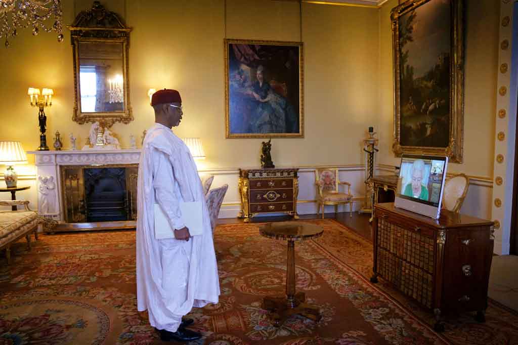 Ratu Inggris Elizabeth II muncul di layar melalui tautan video dari Kastil Windsor, selama audiensi virtual untuk menerima Duta Besar Chad untuk Inggris, Kedella Younous Hamidi, di Istana Buckingham di London pada 1 Maret 2022. 