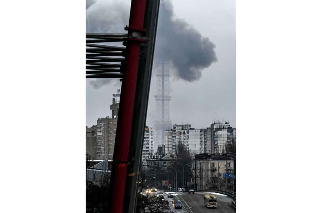 Pejabat Ukraina merilis rekaman tubuh hangus dan mobil yang rusak akibat serangan itu, yang terjadi selama gelombang serangan Rusia di kota kedua Ukraina, Kharkiv.