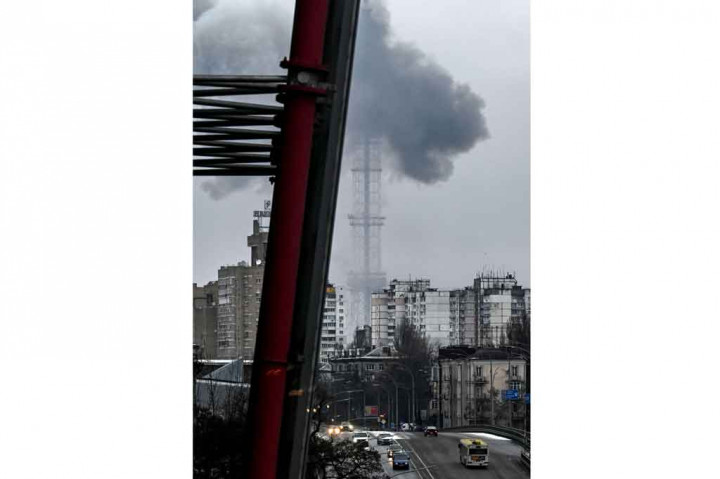 Pejabat Ukraina merilis rekaman tubuh hangus dan mobil yang rusak akibat serangan itu, yang terjadi selama gelombang serangan Rusia di kota kedua Ukraina, Kharkiv.