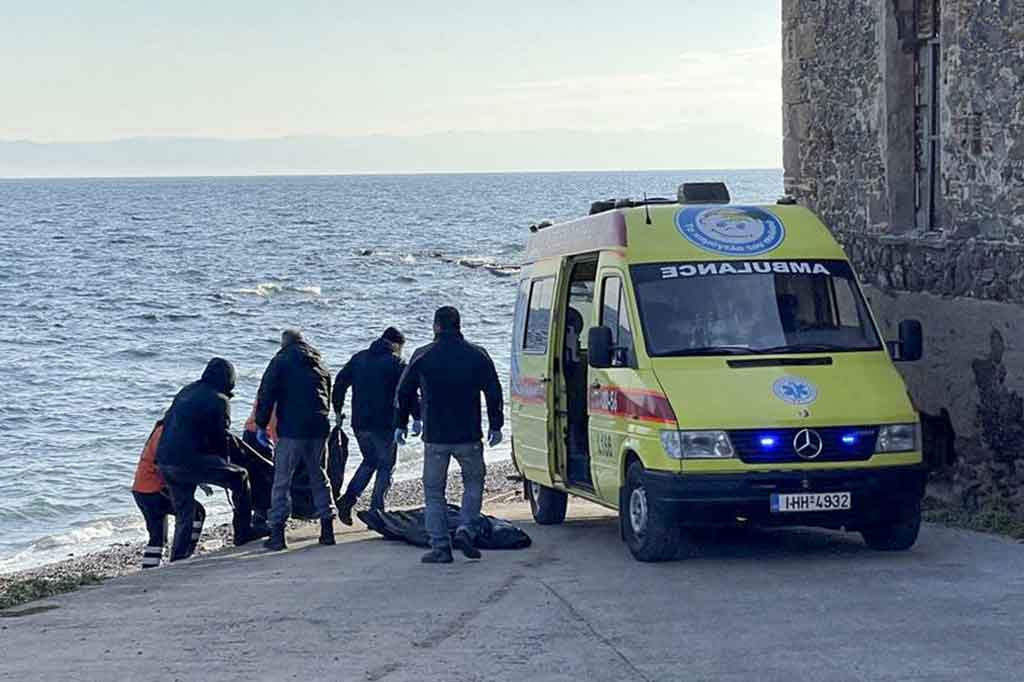 Penjaga pantai Yunani mengatakan empat jenazah ditemukan di pantai dekat pelabuhan Mytilene dan dua lainnya dievakuasi dari perairan. Jenazah tiga pria dan tiga wanita tersebut kemudian dipindahkan ke rumah sakit Lesbos untuk diautopsi.