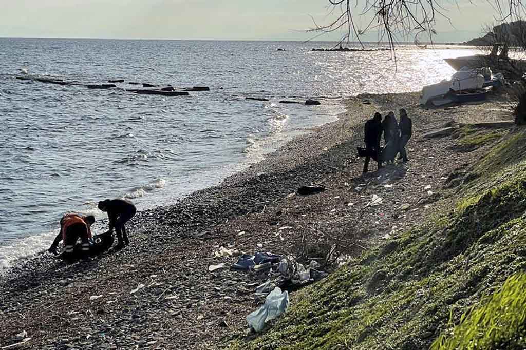 Tim penyelamat dan petugas penjaga pantai menemukan jenazah di sebuah pantai di pulau Lesbos, Yunani, pada Selasa, 1 Maret 2022 waktu setempat. Pihak berwenang Yunani mengatakan enam jenazah yang diyakini sebagai migran telah ditemukan di lepas pantai pulau Lesbos.