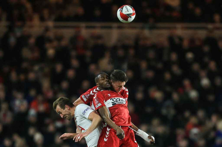 Laga kedua kesebelasan berlangsung menarik. Pemain kedua kesebelasan saling berbalas serangan, namun belum berbuah gol. Skor 0-0 bertahan hingga babak pertama selesai.