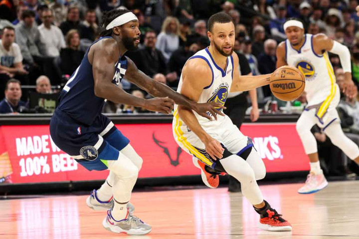 Stephen Curry tampil dominan dengan mengemas 34 poin untuk tim tamu, sedangkan rekannya Damion Lee menambahkan 15 poin dan Gary Payton II mempersembahkan 14 poin.