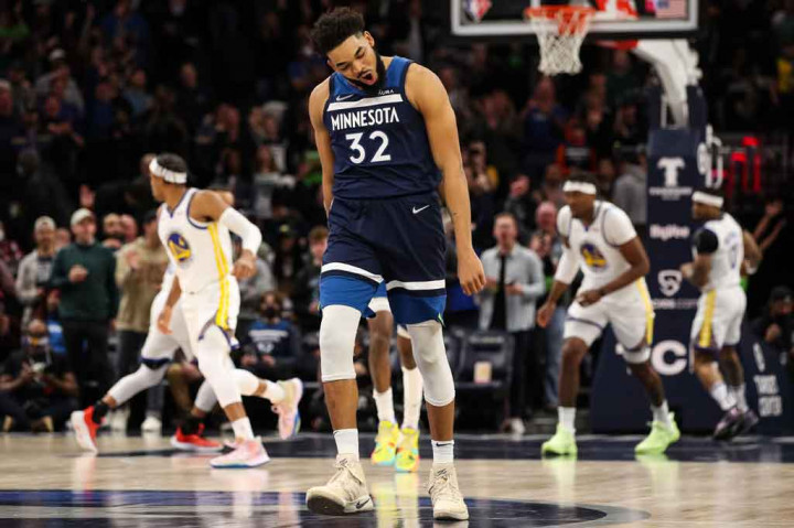 Karl-Anthony Towns meraup 39 poin dan sembilan rebound saat Minnesota Timberwolves menerkam Golden State Warriors 129-114 dalam pertandingan NBA di Target Center, Minneapolis, Rabu, 2 Maret 2022 pagi WIB.