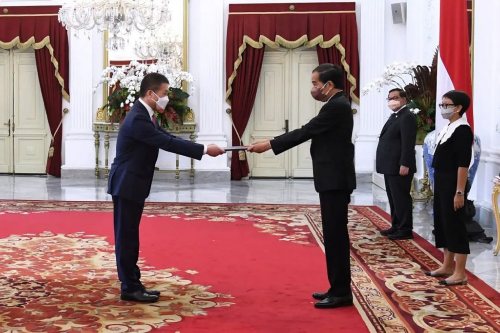 Prosesi acara penyerahan surat kepercayaan dimulai dengan diperdengarkannya lagu kebangsaan dari masing-masing negara sahabat setelah duta besarnya tiba di Istana Merdeka.