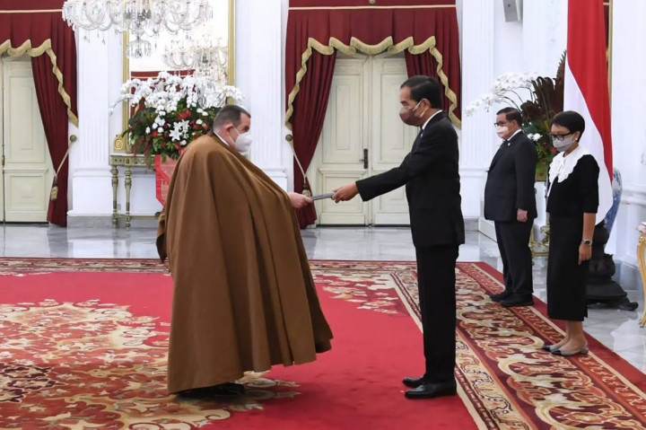 Prosesi penyerahan surat kepercayaan tersebut dilakukan dengan menerapkan protokol kesehatan yang ketat seperti tetap menjaga jarak dan mengenakan masker. 