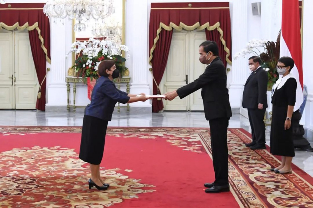 Dikutip dalam keterangan pers, penyerahan surat kepercayaan tersebut menandai dimulainya penugasan resmi para duta besar tersebut di Indonesia. 