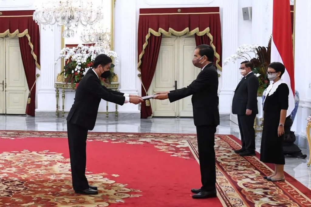 Setelah selesai menyerahkan surat kepercayaan kepada Presiden Joko Widodo, para duta besar beserta pendamping masing-masing berpamitan.