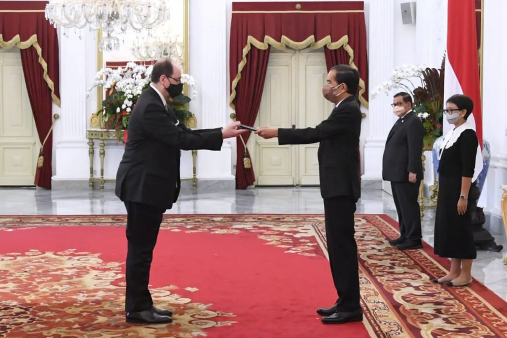 Lagu Kebangsaan Indonesia Raya turut diperdengarkan pada kesempatan tersebut.