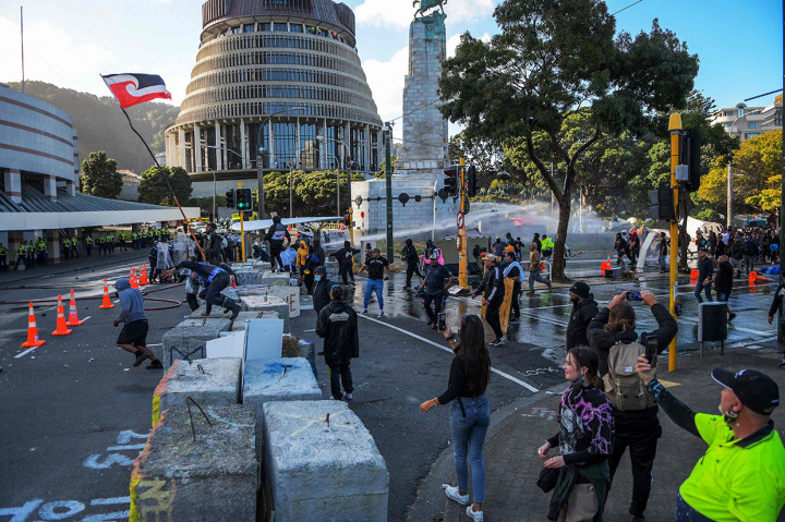 Aksi para demonstran yang berlangsung di depan Parlemen Wellington ini menentang pembatasan dan protes vaksin Covid-19.