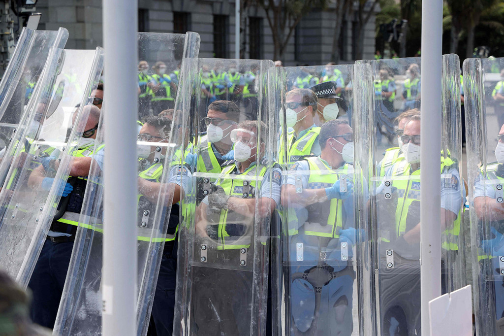Aparat polisi berjaga selama menghadapi demonstrasi yang menentang pembatasan dan memprotes vaksin Covid-19 di depan Parlemen di Wellington.