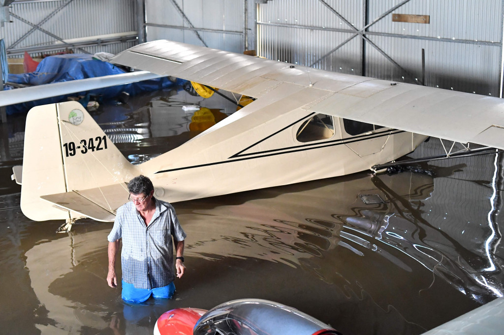Puluhan ribu orang telah diperintahkan untuk mengungsi dari rumah mereka dan banyak lagi yang telah telah diberitahu untuk bersiap melarikan diri karena bagian dari pantai tenggara Australia dibanjiri oleh banjir terburuk dalam beberapa dekade.