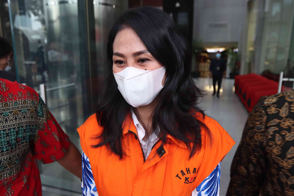 Selain Ivana dan eks Bupati Buru Selatan, KPK juga mengumumkan orang kepercayaan Tagop, Johny Rynhard Kasman sebagai tersangka.