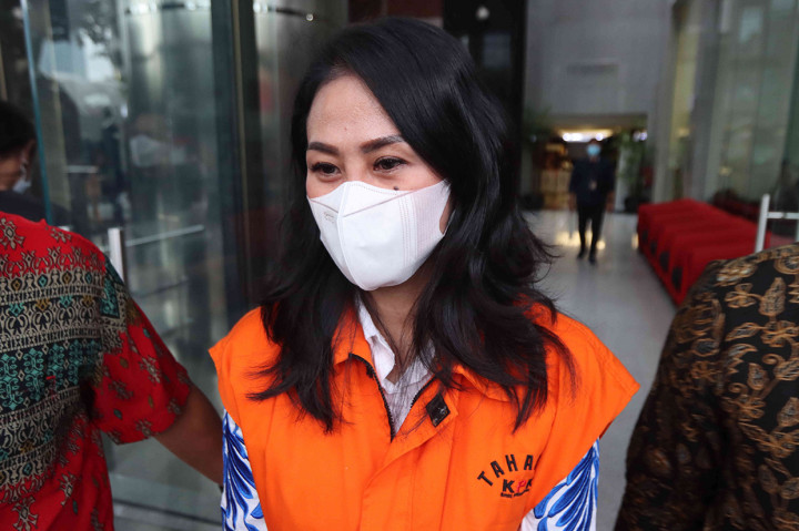 Selain Ivana dan eks Bupati Buru Selatan, KPK juga mengumumkan orang kepercayaan Tagop, Johny Rynhard Kasman sebagai tersangka.