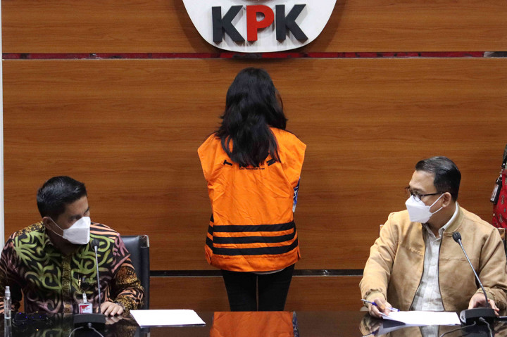 Komisi Pemberantasan Korupsi (KPK) menahan Ivana Kwelju, penyuap mantan Bupati Buru Selatan Tagop Sudarsono Soulisa, Rabu, 2 Maret 2022.