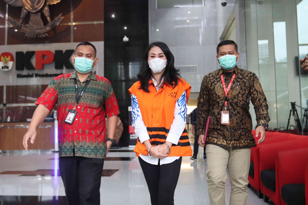 Ivana adalah tersangka kasus suap terkait proyek pembangunann Jalan Dalam Kota Namrole di Pemerintahan Kabupaten (Pemkab) Buru Selatan tahun 2015.