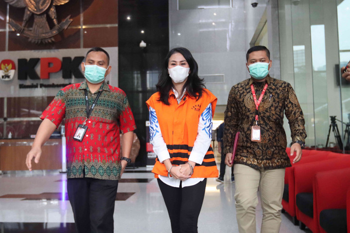 Ivana adalah tersangka kasus suap terkait proyek pembangunann Jalan Dalam Kota Namrole di Pemerintahan Kabupaten (Pemkab) Buru Selatan tahun 2015.
